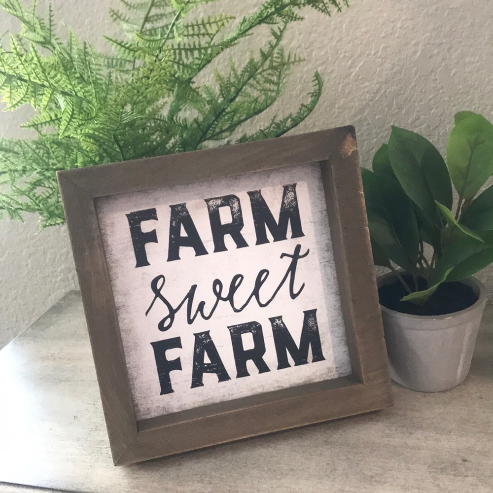 Vintage Inspired Rustic Farmhouse reads “Farm Sweet Farm” tabletop/wall decor